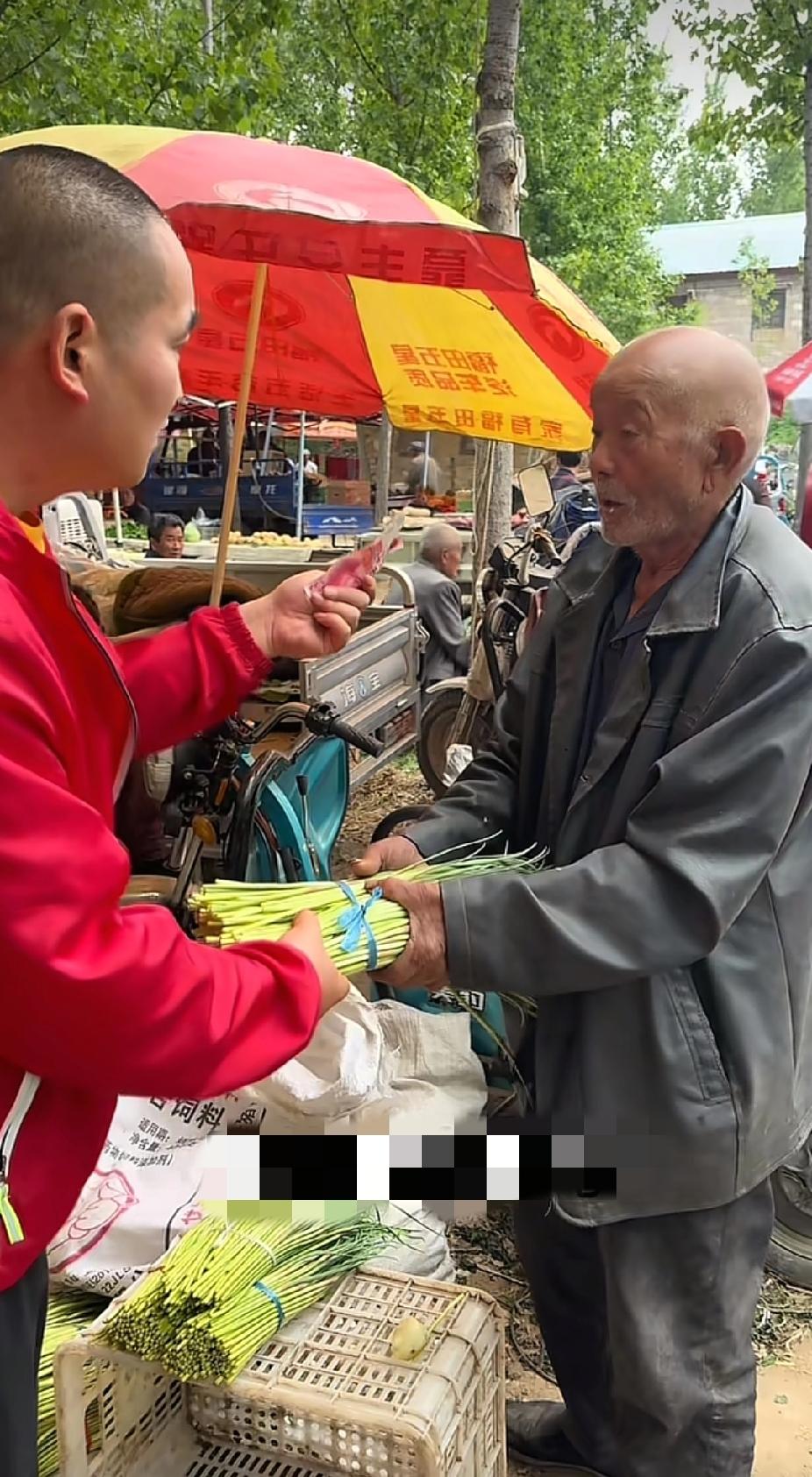 年轻男子跟卖蒜苔的老人，突然相互拉扯了起来，接下来男子的一个举动，让人看着又好笑