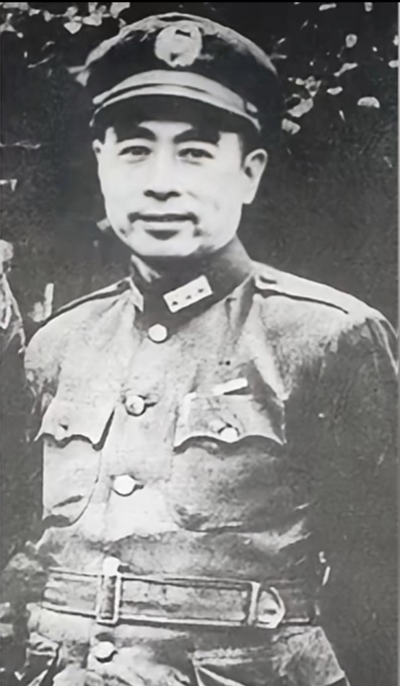 历史老照片分享1946年，在马歇尔张治中周恩来“三人军调部”，周恩来罕见的穿着国