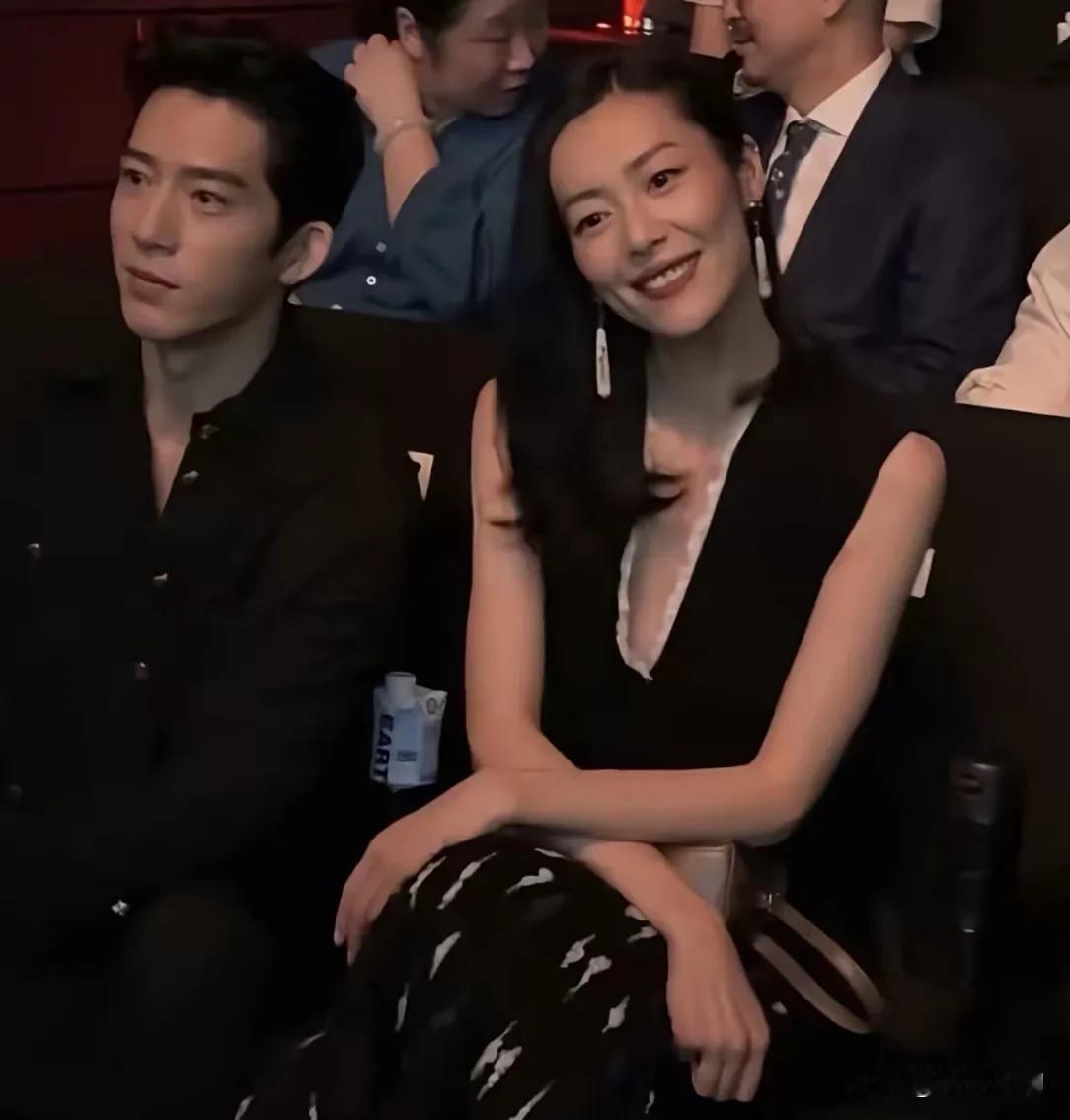 井柏然这回不一样了。以前他都是坐得笔直，刘雯主动头靠过来。如今井柏然仍挺直身板，