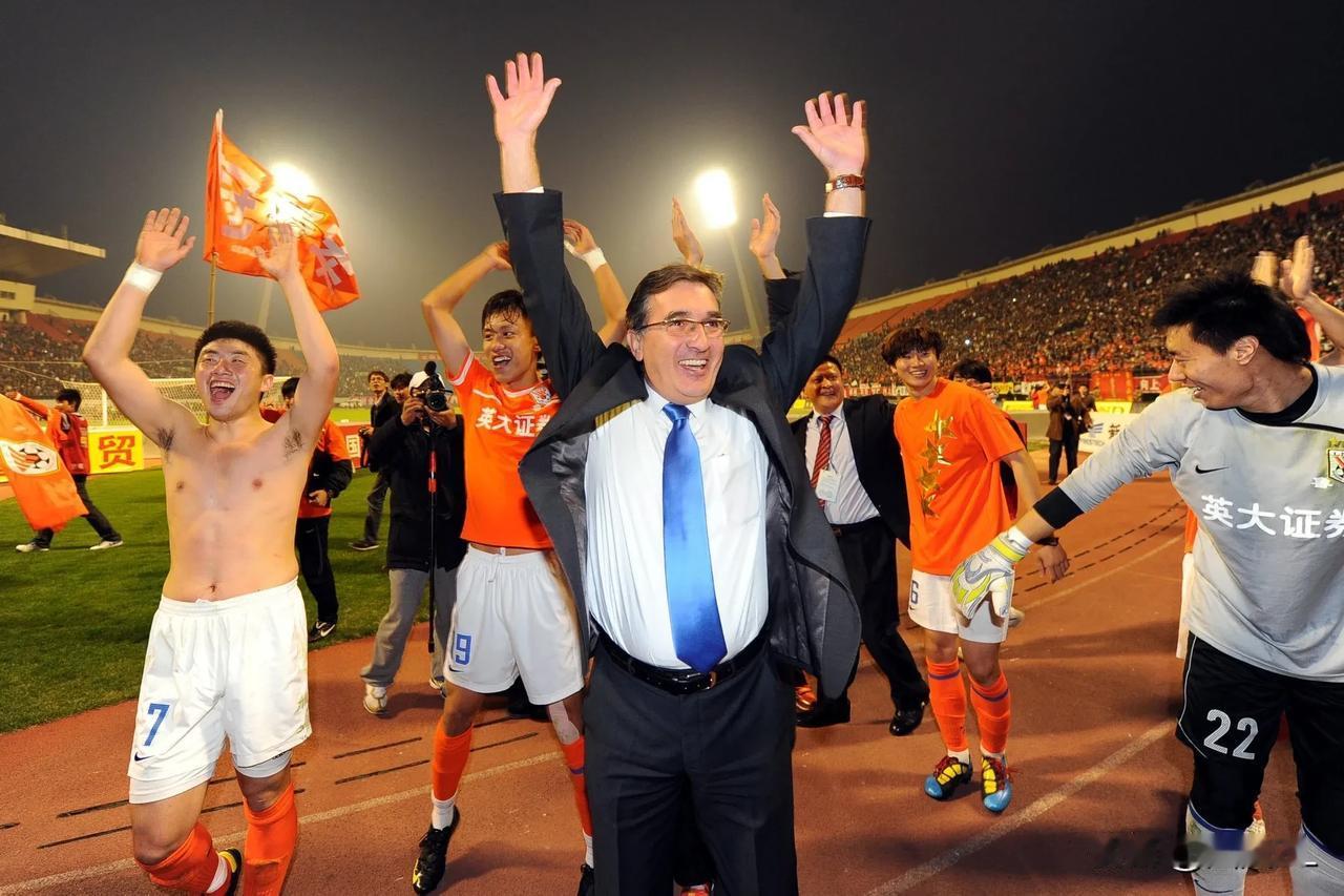 定了！国足新帅即将确认，最快春节假期后敲定。传闻中的奥拉罗尤、斯科拉里、奎罗斯等