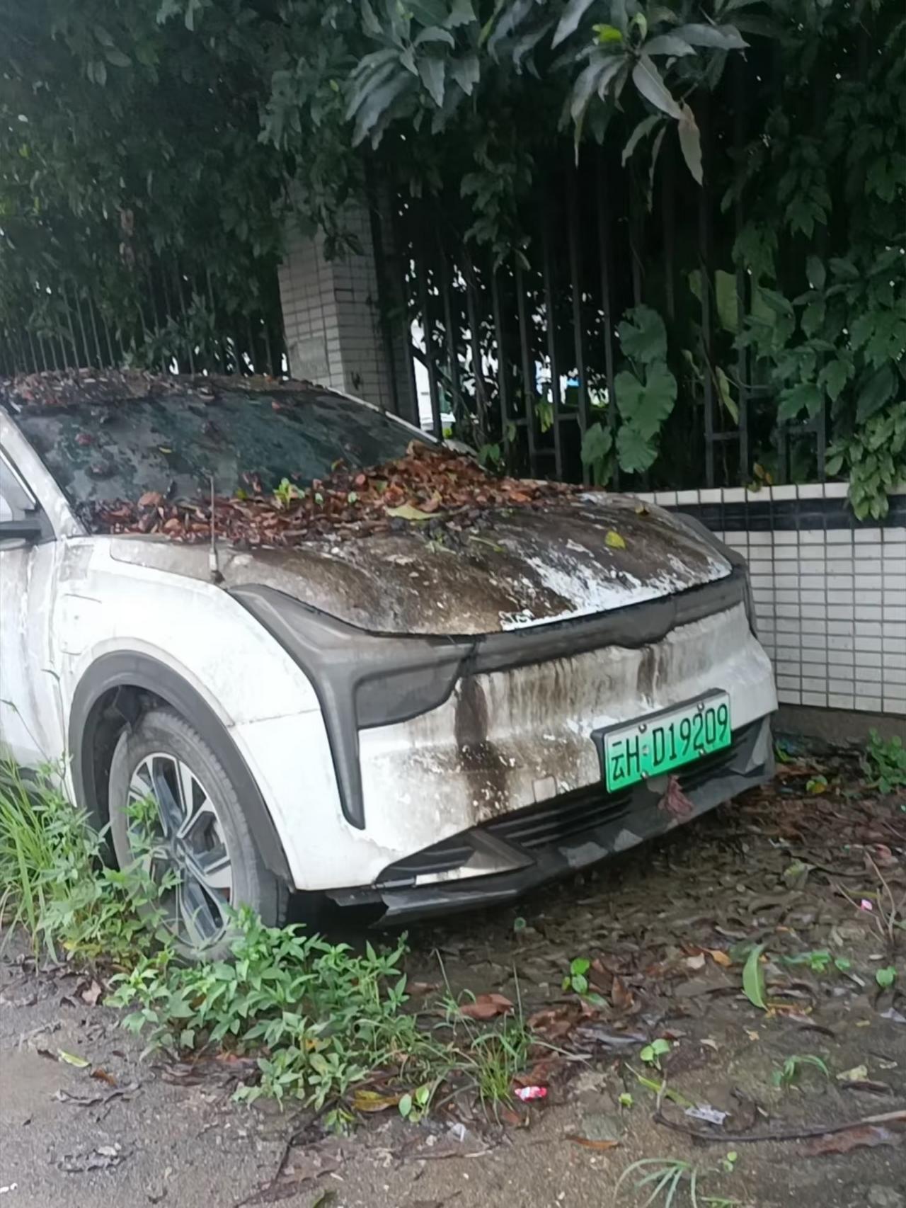 发现这台车的车主不知道去哪里了，都已经几年了，把车子放在工厂门口。车主从来没有回