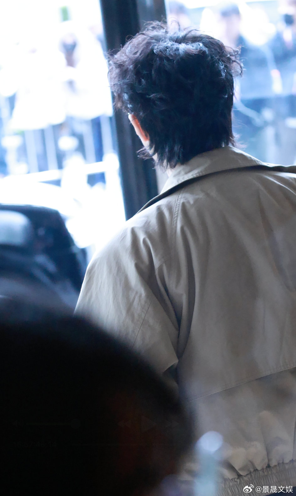 恩利桃花坞6生图状态恩利生图状态绝了，简约穿搭时尚感拉满，小卷发软萌可爱，性格阳