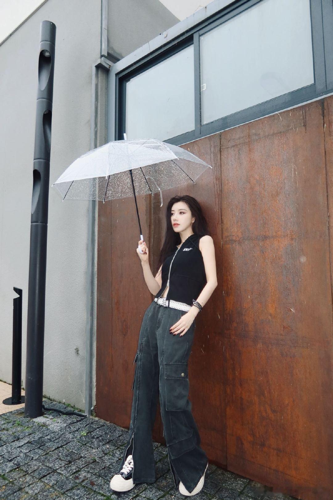 谁来懂一下这组图啊 不管是手持透明雨伞还是黑伞，一举一动都好有氛围感～姐姐好帅好