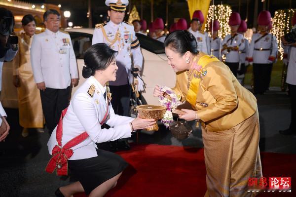 颂妃和英拉的一张合影，颂妃一脸亲切的笑容，英拉一如既往的美丽优雅，画面和谐又美好