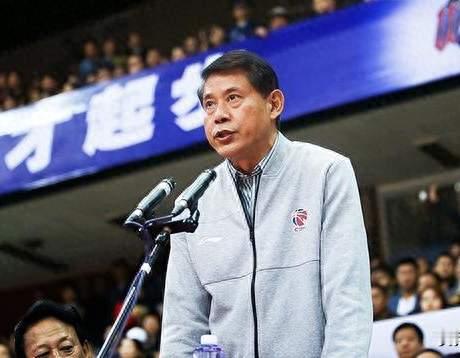 他逼走王治郅、拖垮姚明！中国男篮倒退20年的真相，太痛心！