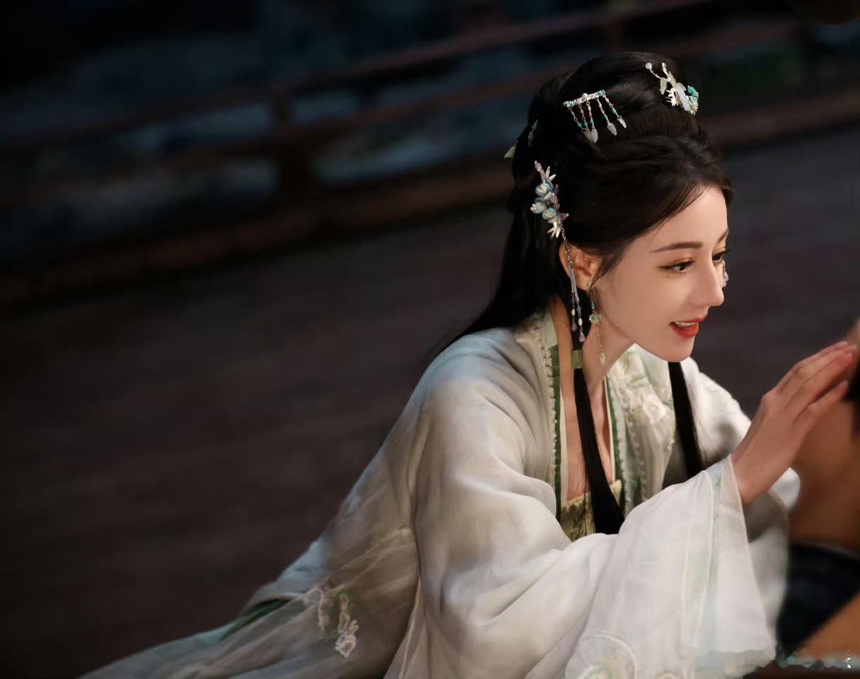 迪丽热巴贺思慕预约破300万福利美就一个字 