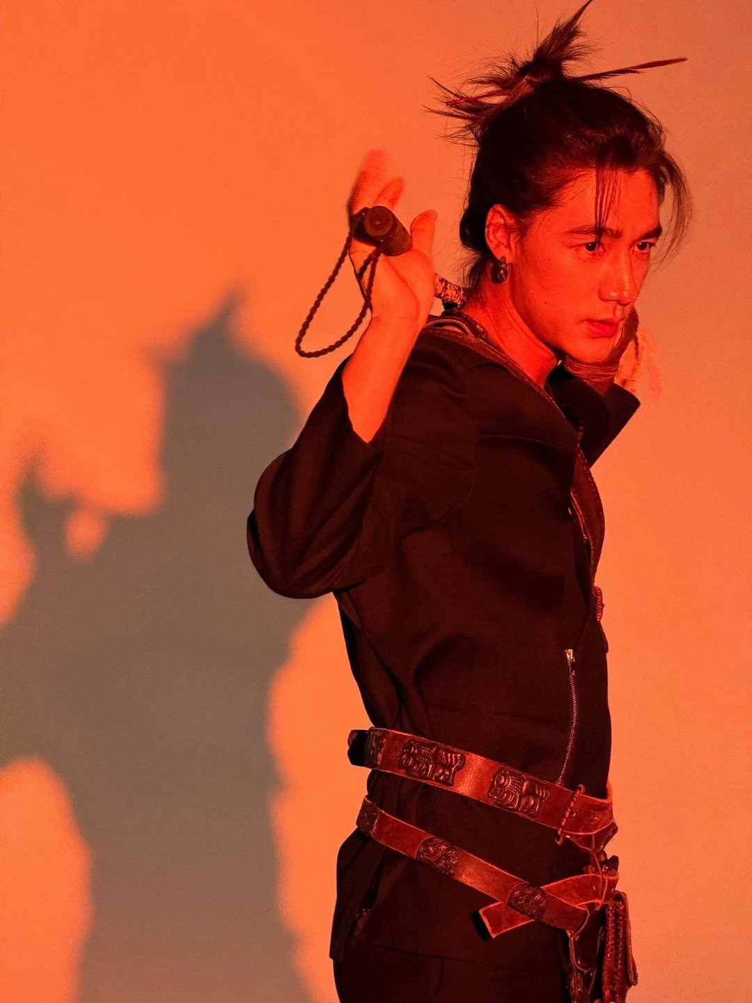 此沙演角色的第一步是爱上角色真正的体验派：此沙进组不是去演戏，是去“投胎”。当他