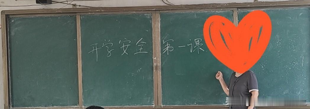 今天丢人丢大发了
开学第一天，新生入校，都是生面孔，一个也叫不上名字。

发文书