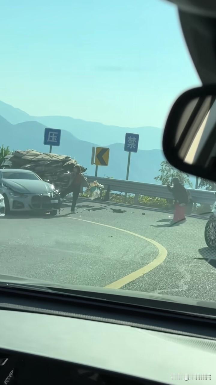 现在的人不知道咋了，出了车祸第一时间不是害怕、慌张，而是又蹦又跳地让小姐妹帮忙拍