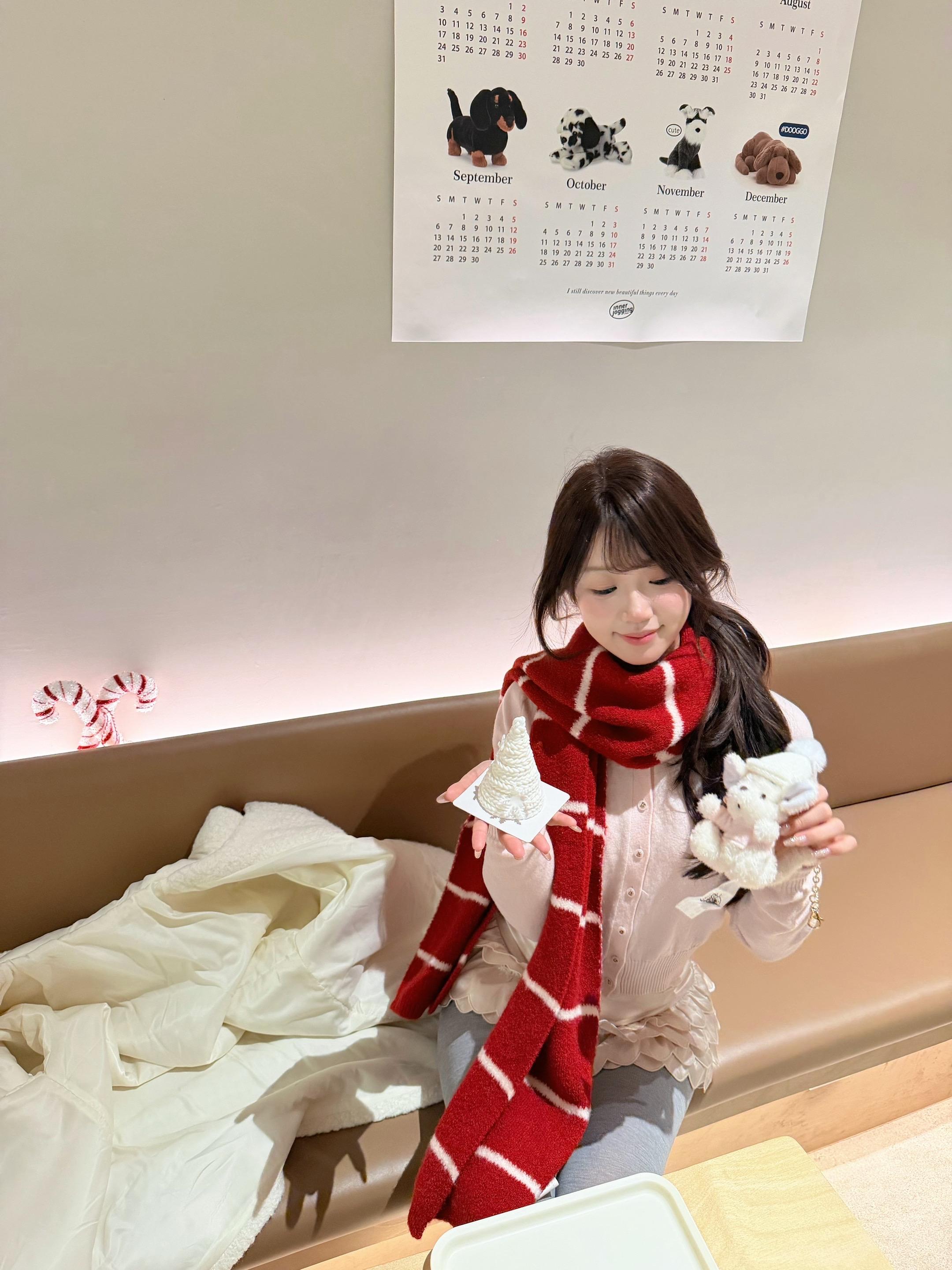 我的脸变圆了 但是我很开心 因为最近吃得饱 睡得好  你说万事抵不过我开心