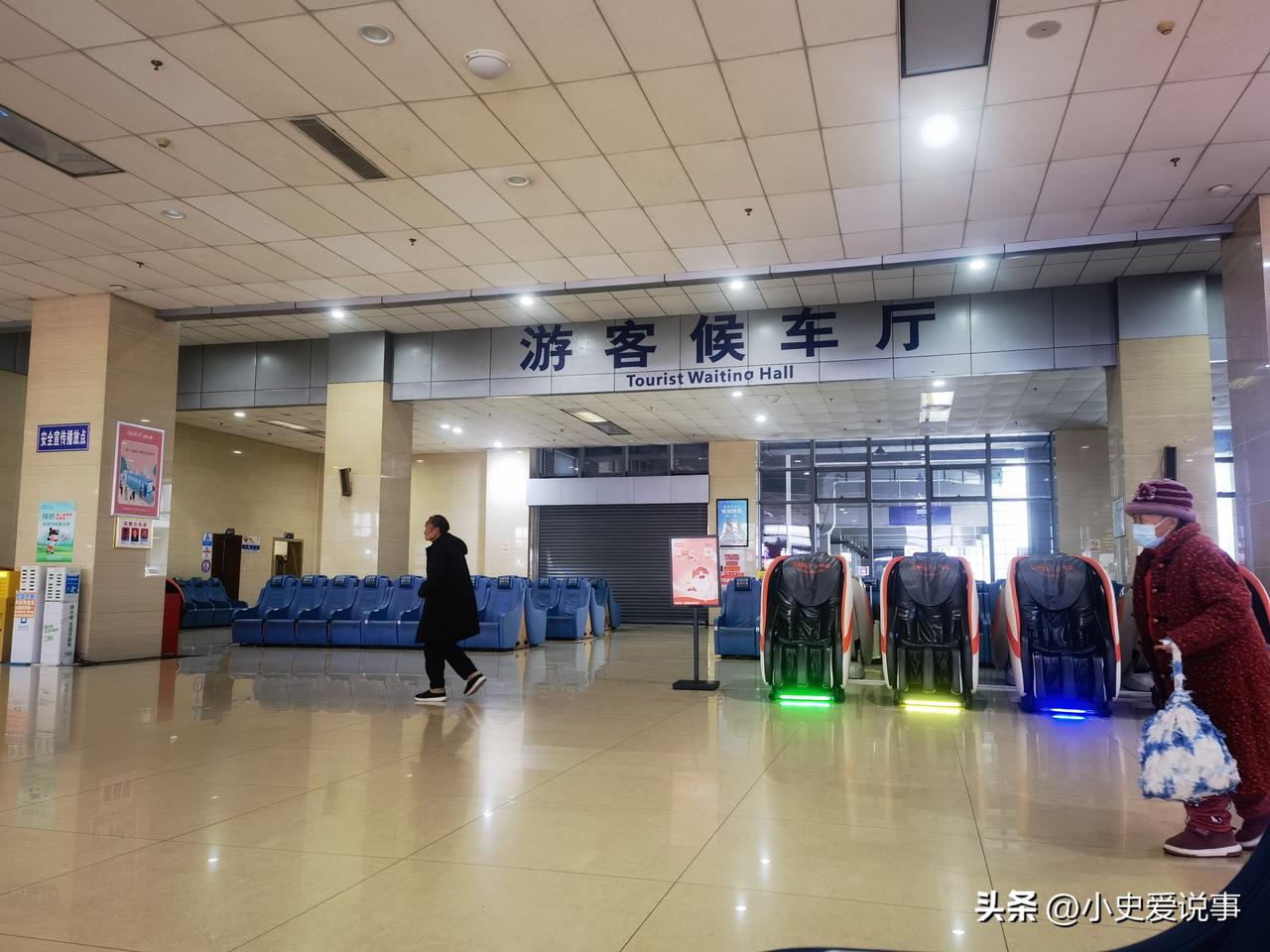 现在汽车客运的生意也不好做了！
重庆四公里汽车站，一个直辖市的大车站，候车大厅里