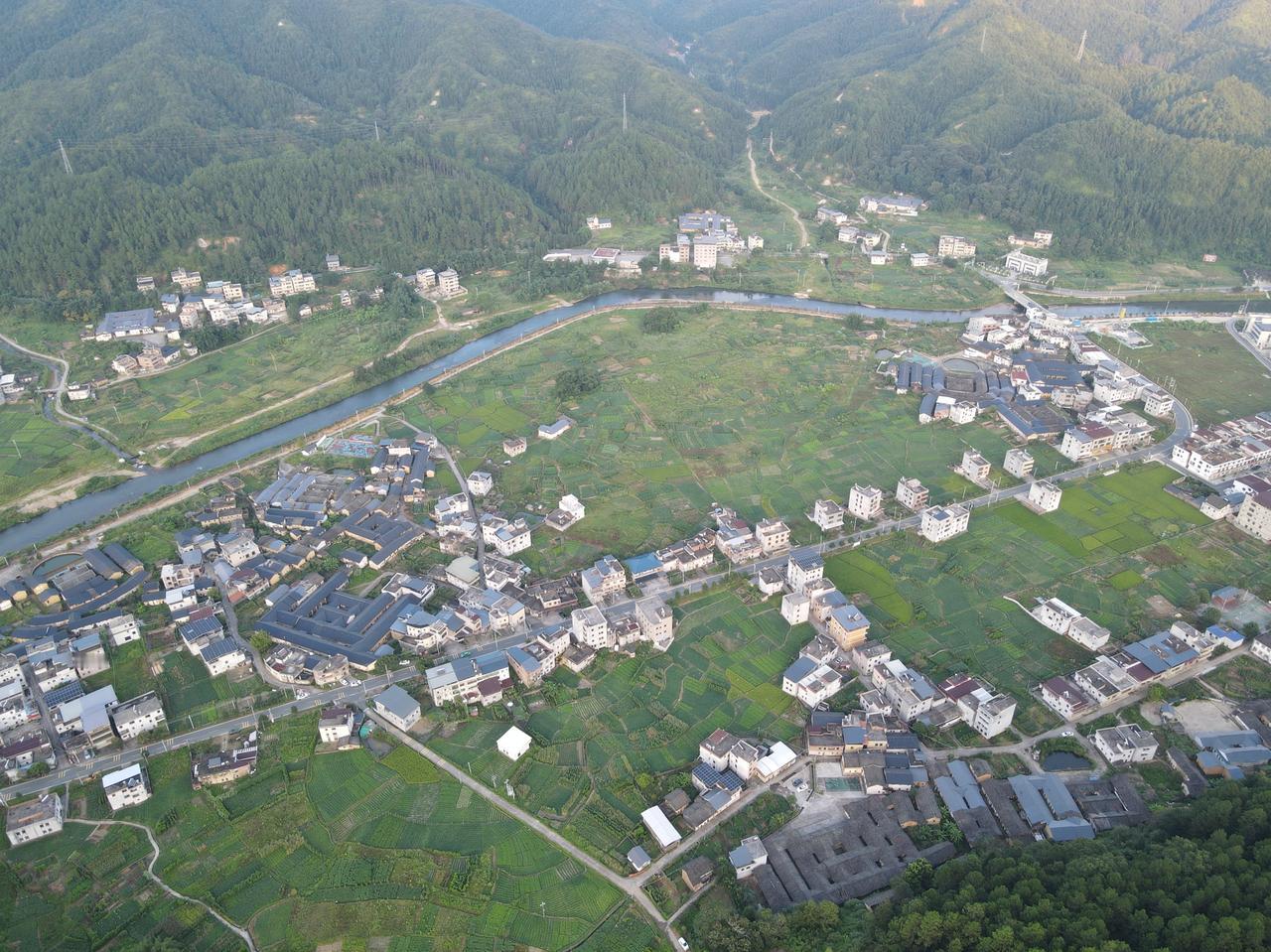 这个是广东河源山卡拉的地方，九连山脉下的小村庄-热水镇田心村，本来是一个田园风光
