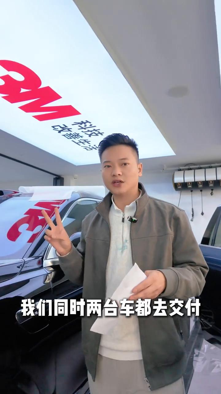 问界MB又来改装了。
这一款是M8的黑色外观，它是增程款的。刚刚那一款夜紫色是电