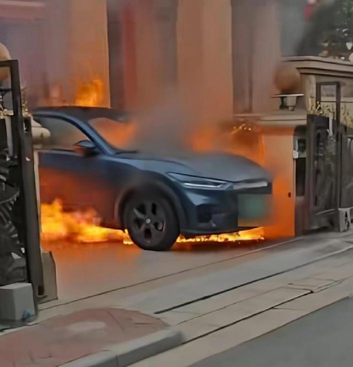好险！差点因一辆车烧了一个家！事发广东佛山。3月12日，佛山乐从一小区业主在自家