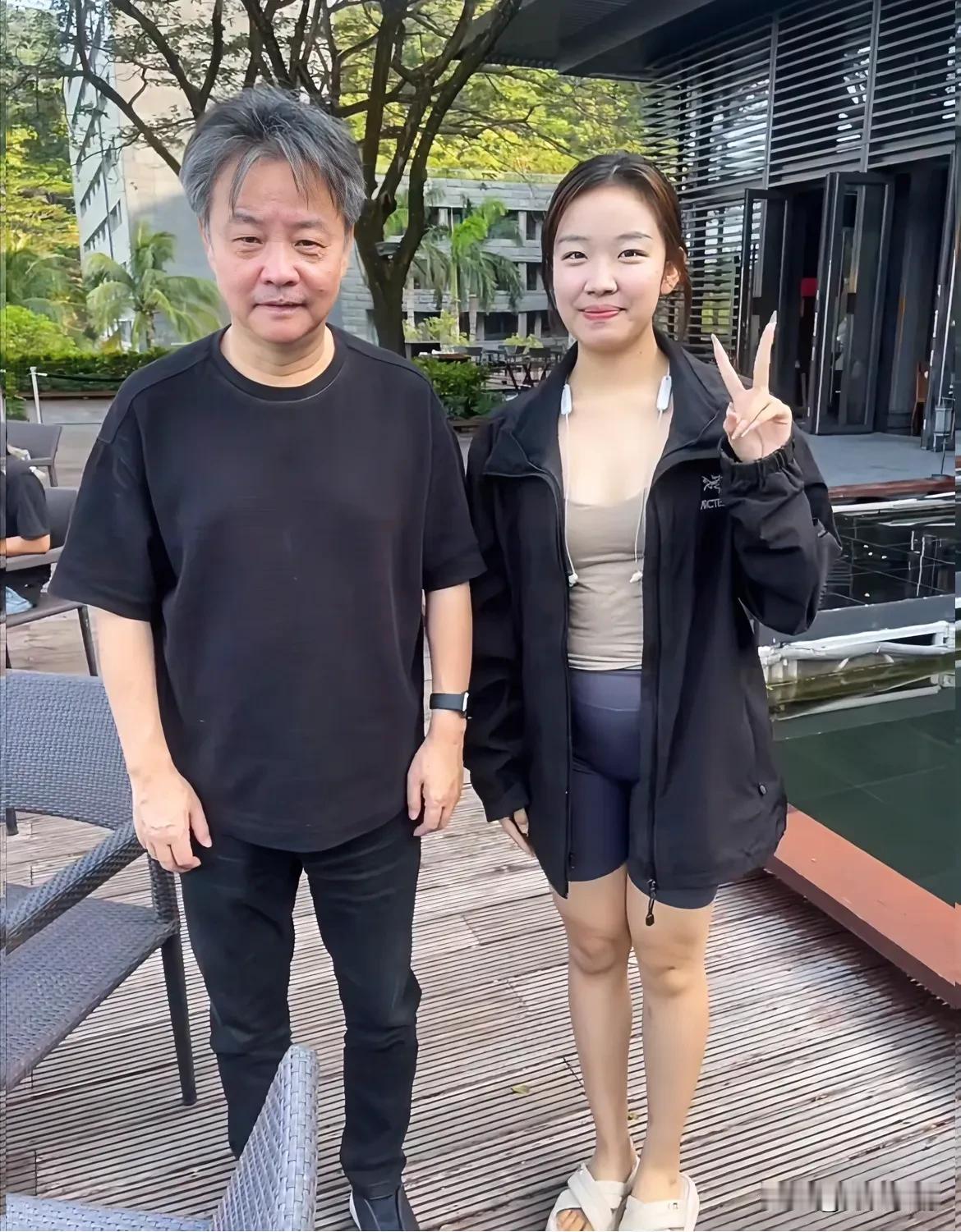 近日，有网友在海南三亚度假时偶遇著名作家余华老师和他的太太。据网友说，余华的太太