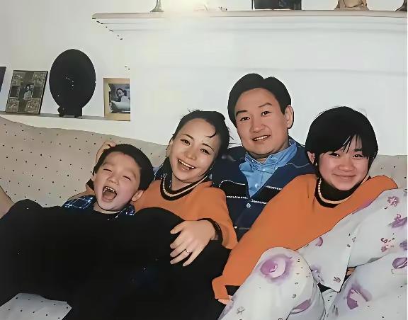 1999年。
一张合影。
四个人。
左边是宋丹丹的亲儿子巴图，胖乎乎的脸，笑得没