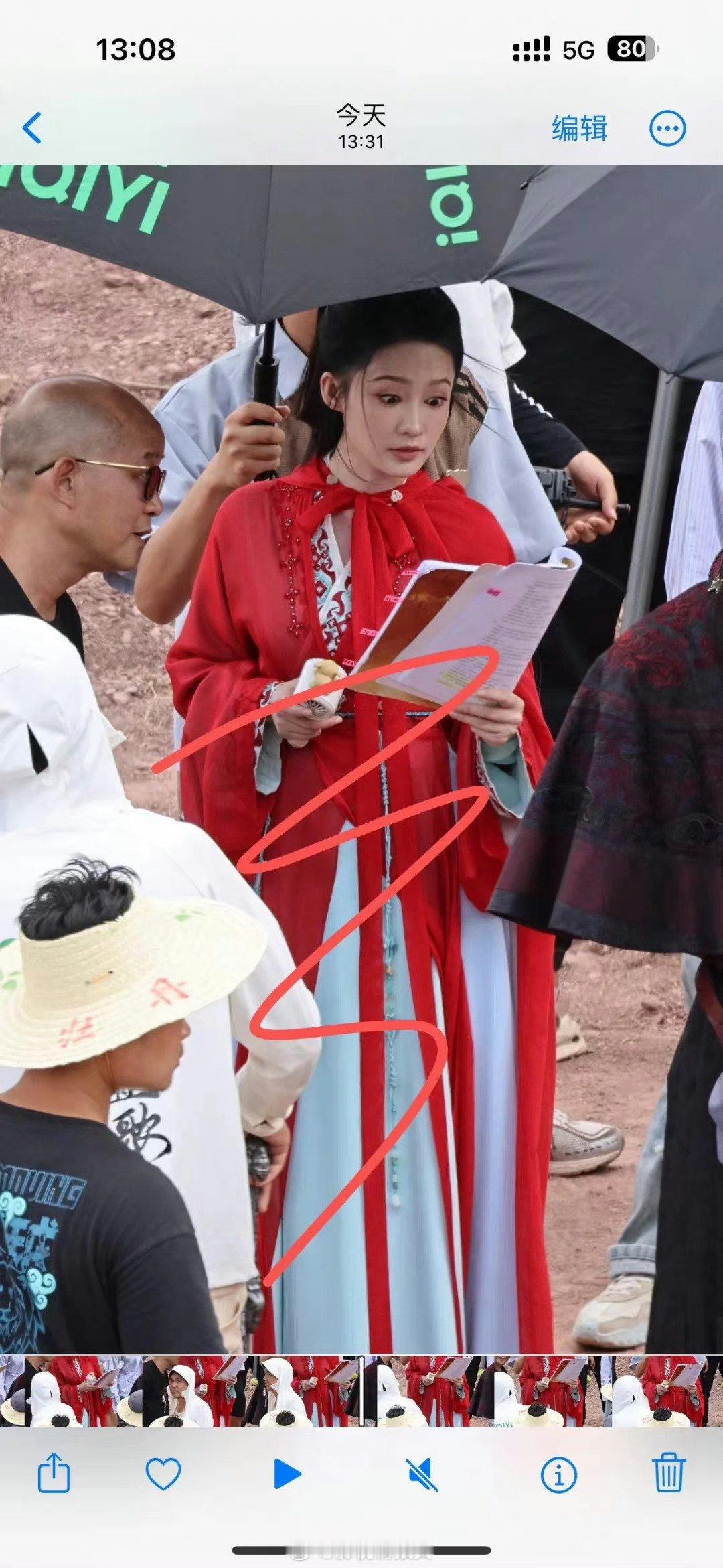 李沁这个造型像是去唱戏的，好敷衍的造型 ​​​