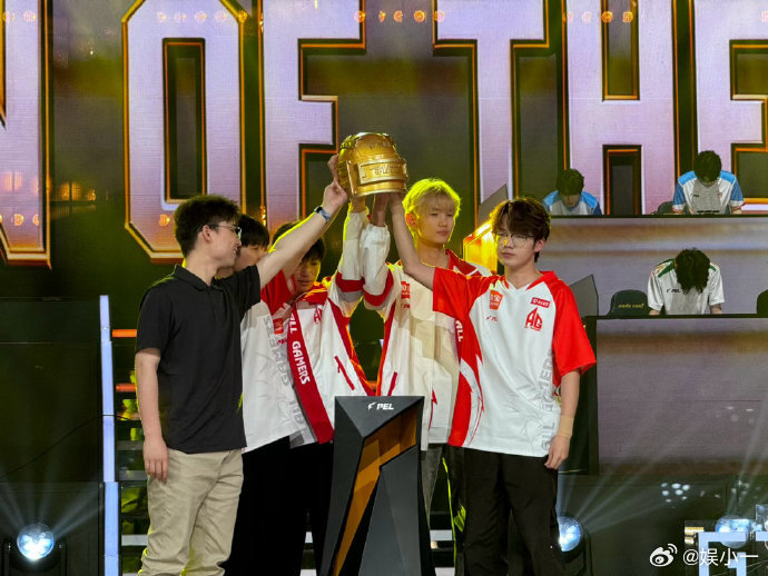 AG七周五冠AG常规赛第一直通春决始终保持向上冲的劲头，永远朝着更高目标前进，从