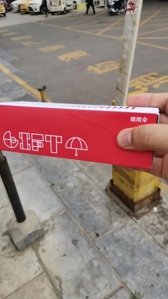 今天是父亲节，华为手机用户可以去华为官方授权服务店里领一个杯子或者晴雨伞。不少网