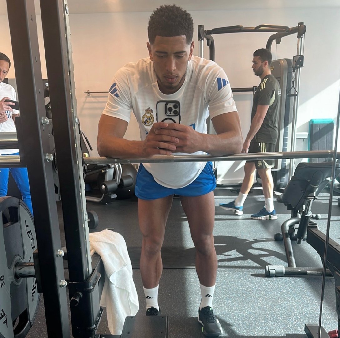 贝林厄姆：“很高兴在比赛日再次和队友们在一起，又取得了一场出色的胜利。”欧冠联赛