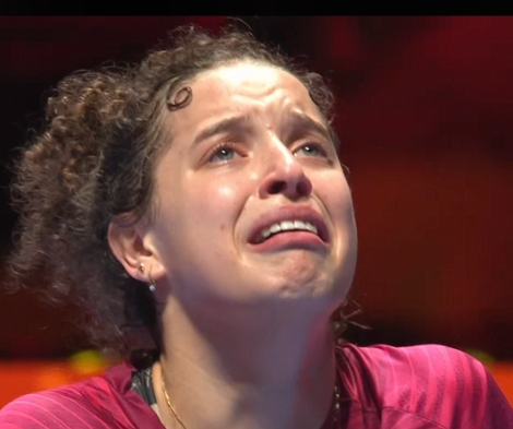 孙颖莎vs高达 孙颖莎把对手打哭了。决胜局2比6落后，到8-10落后面临赛点，最