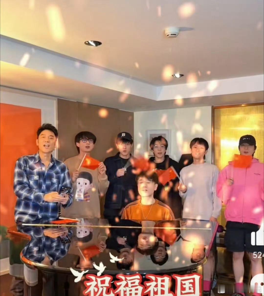 #披哥们在林依轮家合唱我和我的祖国# 林依轮家作为合唱的地点，也增添了一份亲切和