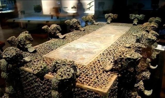 1978年，河南两渔民正在丹江口水库打鱼，没想到一网兜儿下去竟拉不动，于是两人只