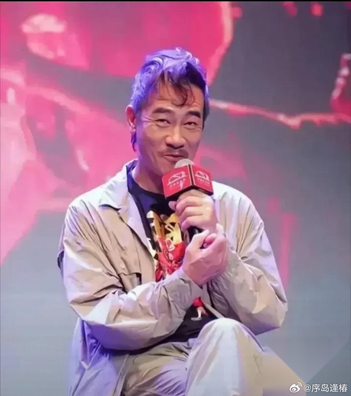 短短三个月，陈小春已翻车两次 第一次翻车是在北京 巡演搭建舞台，陈小春和团队设计