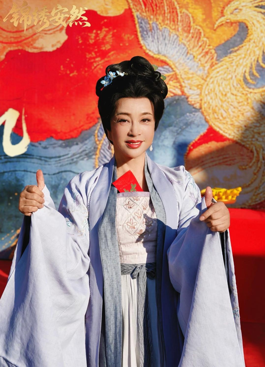 刘晓庆当真是吾辈楷模啊！
管别人怎么说，自己开心最重要
75岁刘晓庆再次扮演少女