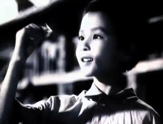 1949年，人们在戴笠警卫处附近挖出了小萝卜头的遗骸。尸骨早已腐烂残缺，可他小小