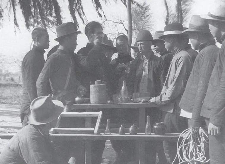 1942年，地下党员赵兴兰被捕。一个伪军给他送饭时，突然敲了敲碗底，还说要救他出