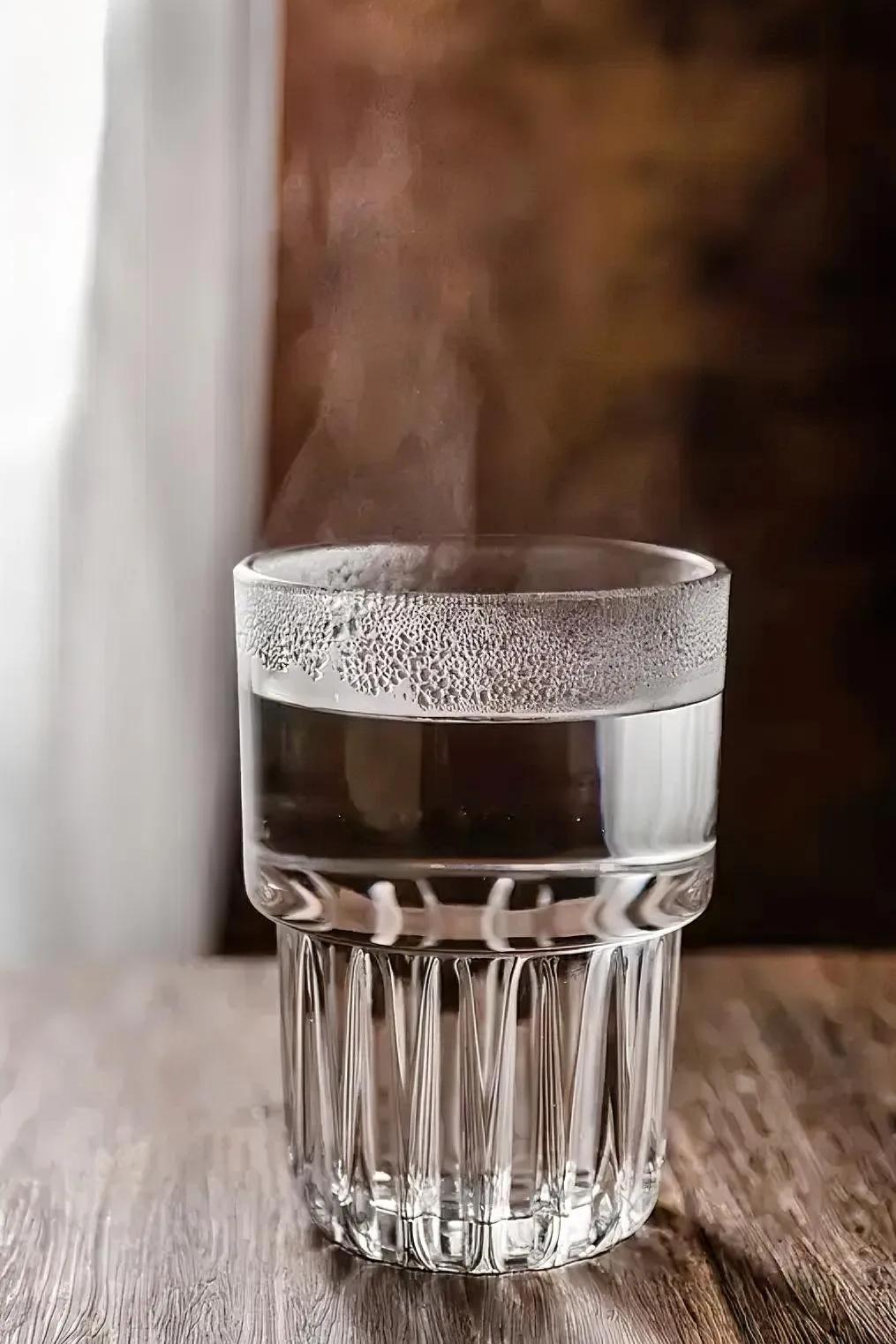 喝温水比喝冰水更养胃，这是真的。对于大多数人，过冷或过热的饮品都会刺激胃，引发不