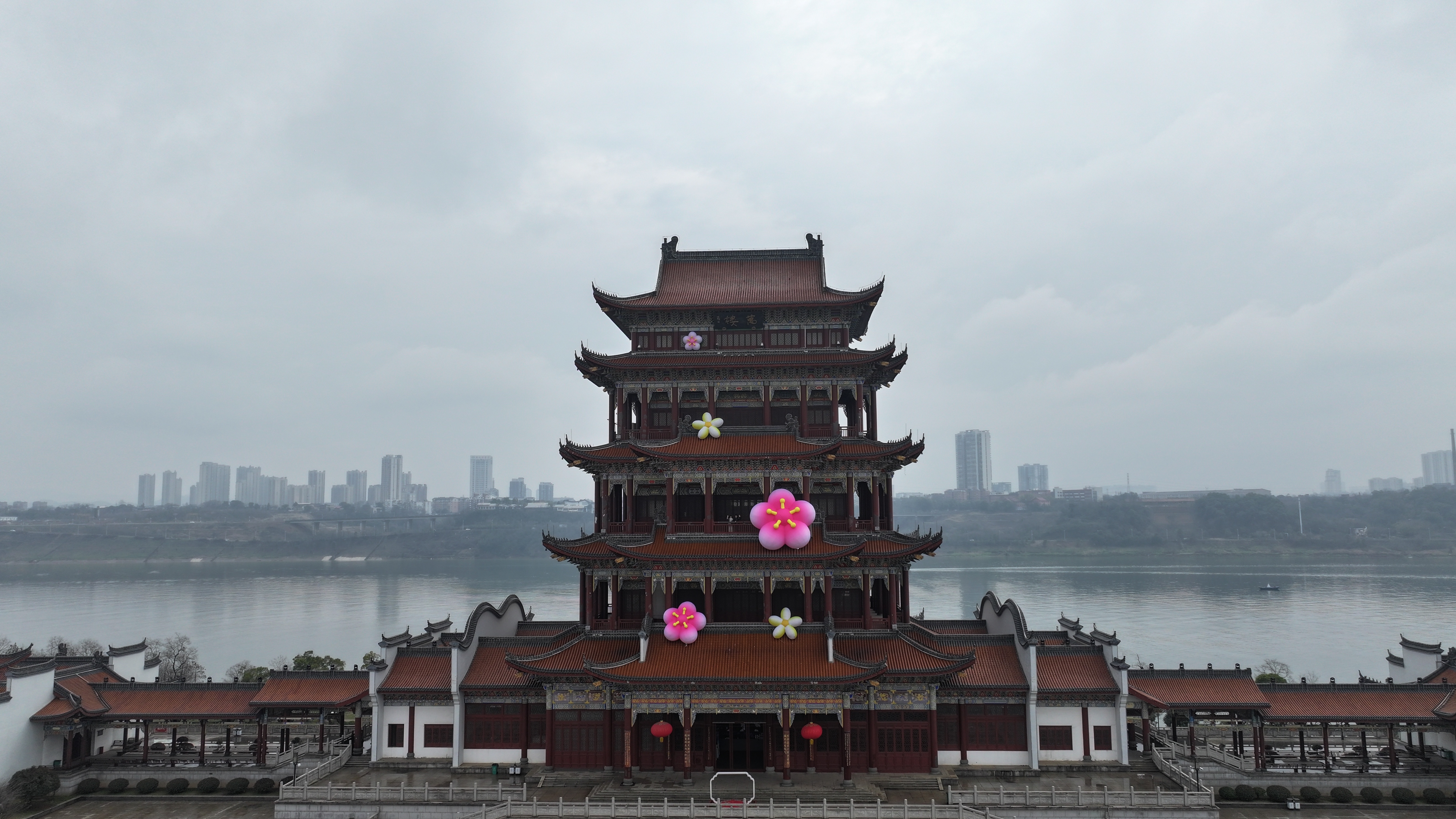 【今天的万楼为妳盛开鲜花】3月8日，国际妇女节，湖南万楼青年码头。拥有四百年历史