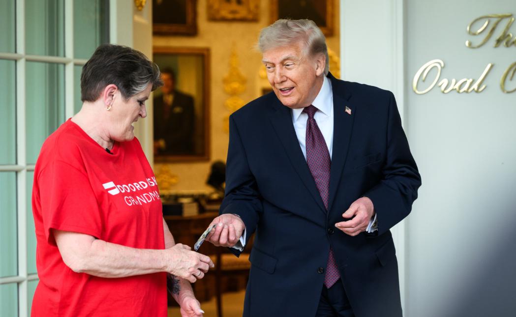 特朗普点外卖，为总统先生送外卖的外卖员奶奶火啦，这位外卖员奶奶还收到了总统先生的