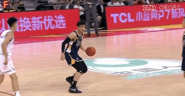 这球真够呛的！黄荣奇估计心里得有多别扭啊！杜峰这招，确实不是谁都能吃得消的。像胡