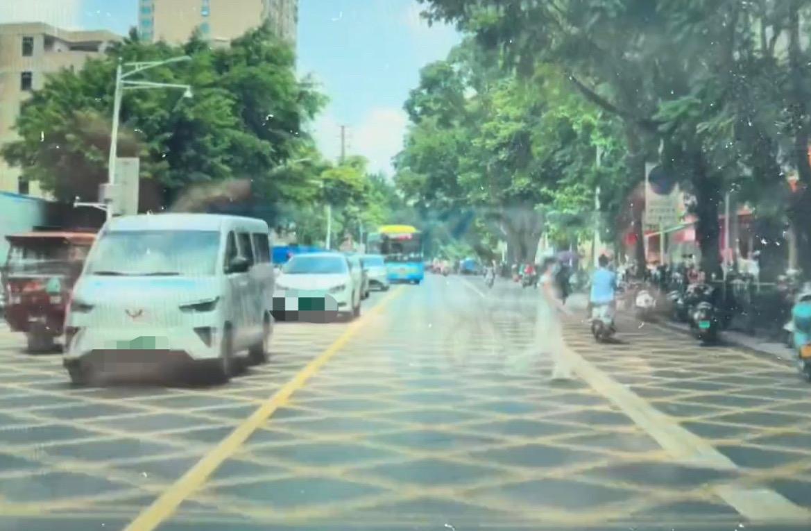 【玉林某医院网格线路段公交车逆行超车】

10月9日，有网友爆料称：