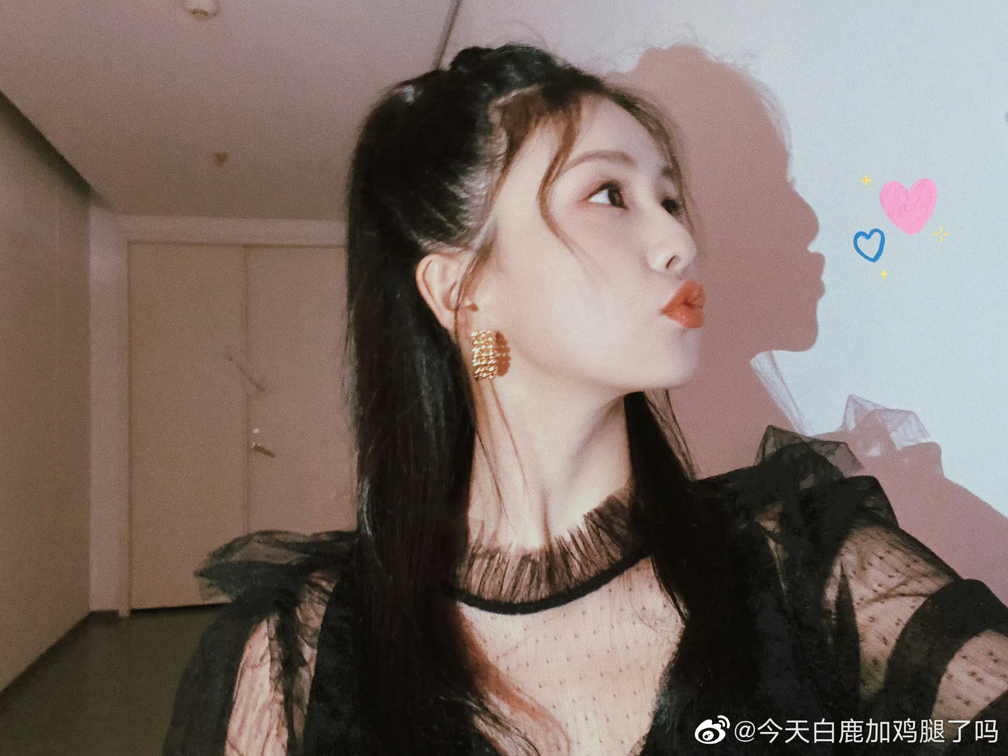 您的萌萌公主出现 并送你一个飞吻 最后速速逃离了现场白鹿
