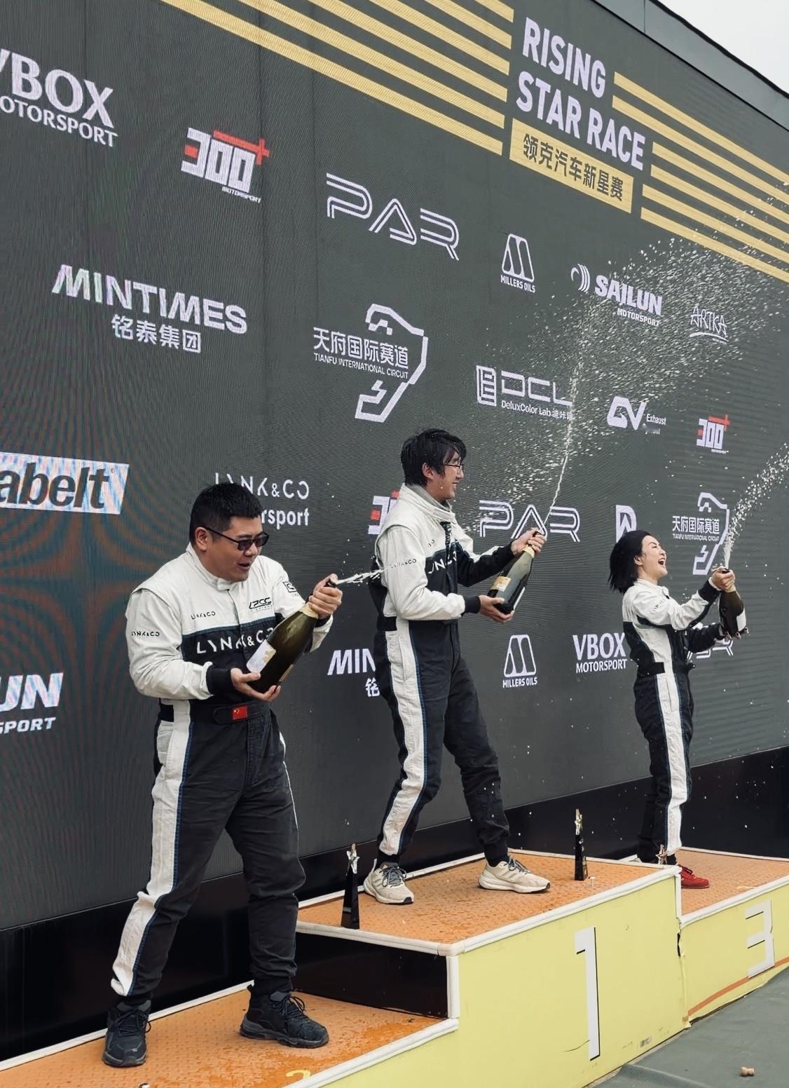 比赛成绩出来了，稳定发挥还是第四。差一点就能上台开香槟！后来仔细想了一下，没能进