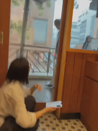 笑亖了，成毅这是差点误闯盘丝洞了啊！
这两天香港在下大雨，好多果果去看成毅就被淋