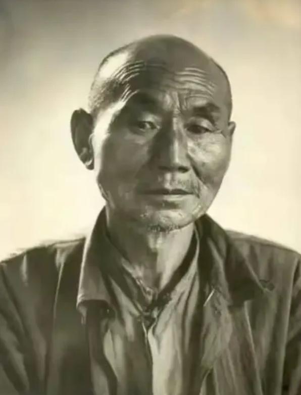 1937年，日军正在进行杀人比赛，17岁的左润德不甘心，他找准时机突然跃起，连续