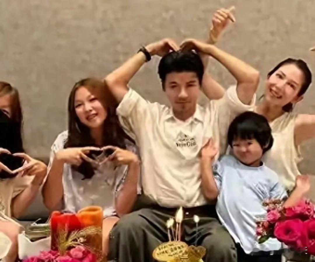 蔡少芬全家福照，两个女儿成了最大的亮点，已是亭亭玉立美丽动人 ​