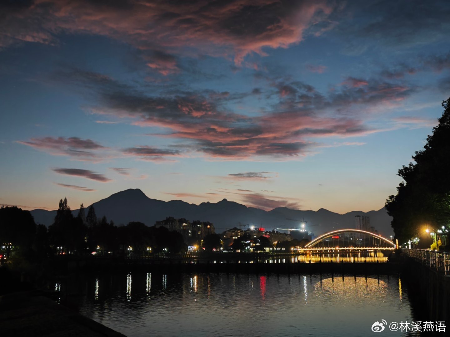 漫步于浮云西畔，此情此景很治愈。#随手拍# ​​​
