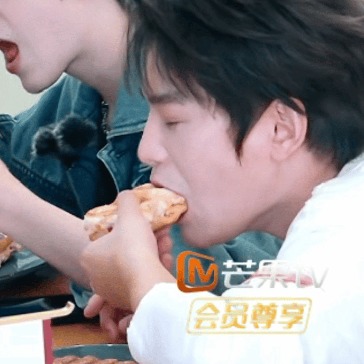 丁禹兮假吃战绩可查，肚子吃没吃饱我不知道，脖子肯定吃饱了！！ ​​​