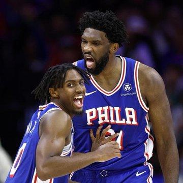 下赛季NBA最佳三人组：
83.9分——马克西、恩比德、布朗
71.2分——东契