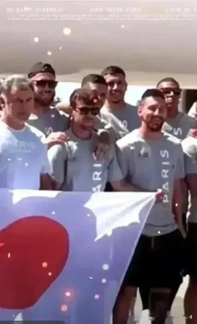 梅西
在香港没病只是不舒服，不能上场
无视现场球迷的热情，
无视政要颁奖从后排偷