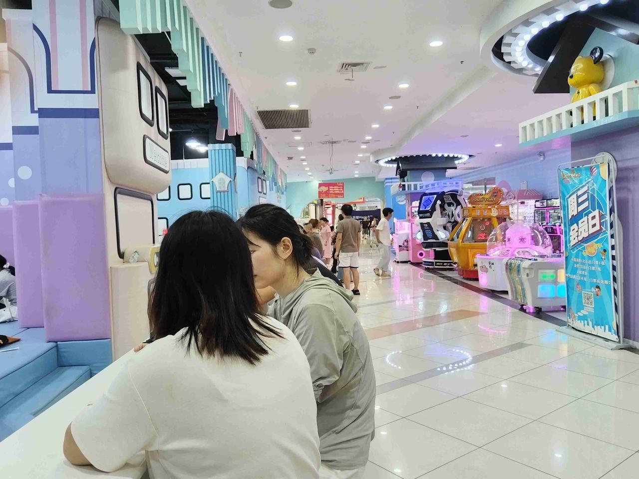 今天晴了一整天，晚上和老友散步去了大润发红旗大道店，出店时发现竟然下了很大的雨，