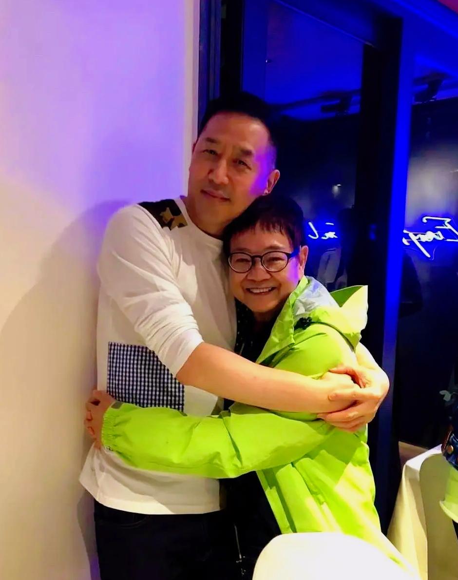 66岁唐鹤德的最新合照火了，身旁紧挨着老友汪曼玲，两人结结实实相拥，笑意里的松弛