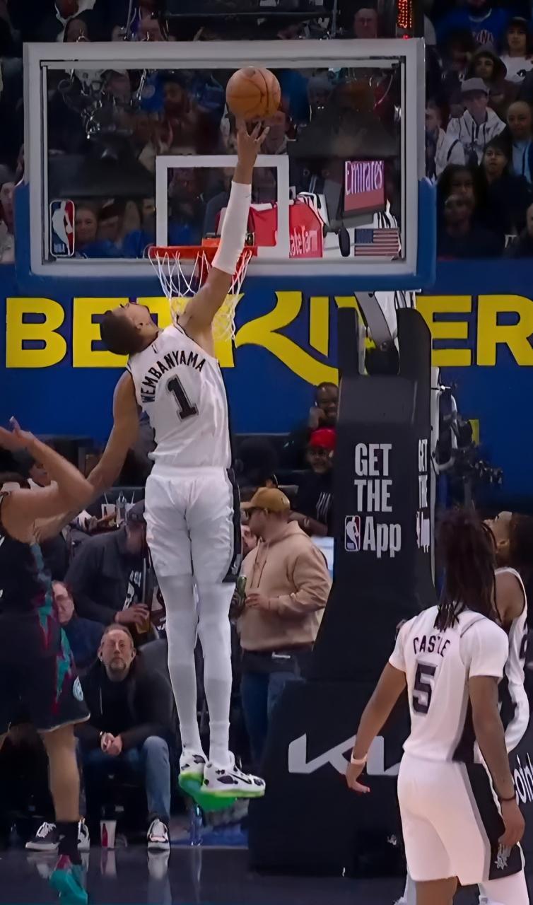 状元对状元，坎宁安不信邪，偏要突入篮下进球，文班亚马毫不客气送上残暴盖帽。杜伦说