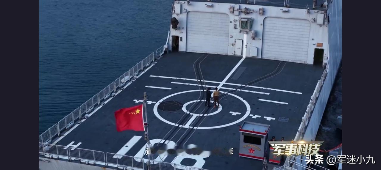 055万吨大驱最新画面曝光，到底是单机库还是双机库？

这个视角的055万吨大驱