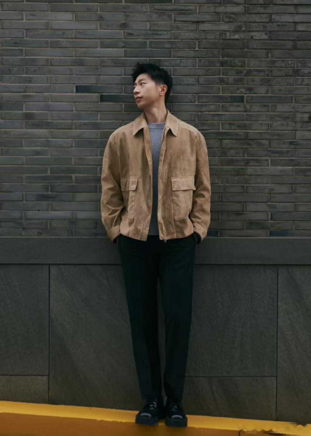 什么叫复合感的帅气 看马龙就懂了——他站在球台前是那个让人敬畏的冠军，眼神里全是